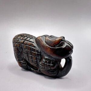 Primitive Hand-Carved Garnet Stone Beast Toggle Figure Decorative Closure